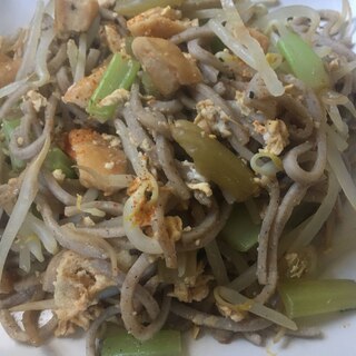 がんもどきと大根の葉で、たまごの焼き蕎麦